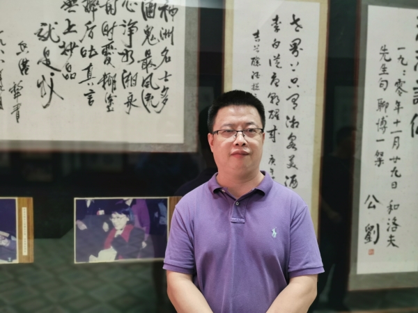 田耳，1976年生于湖南鳳凰，現(xiàn)居于廣西。2007年，田耳憑借中篇小說《一個人張燈結(jié)彩》獲得第四屆魯迅文學(xué)獎，成為該獎史上最年輕的得主