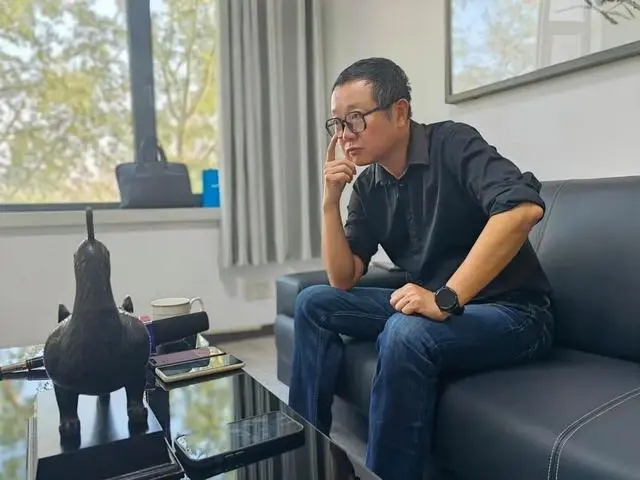 劉慈欣在陽泉接受記者采訪。新華社記者 孫亮全 攝