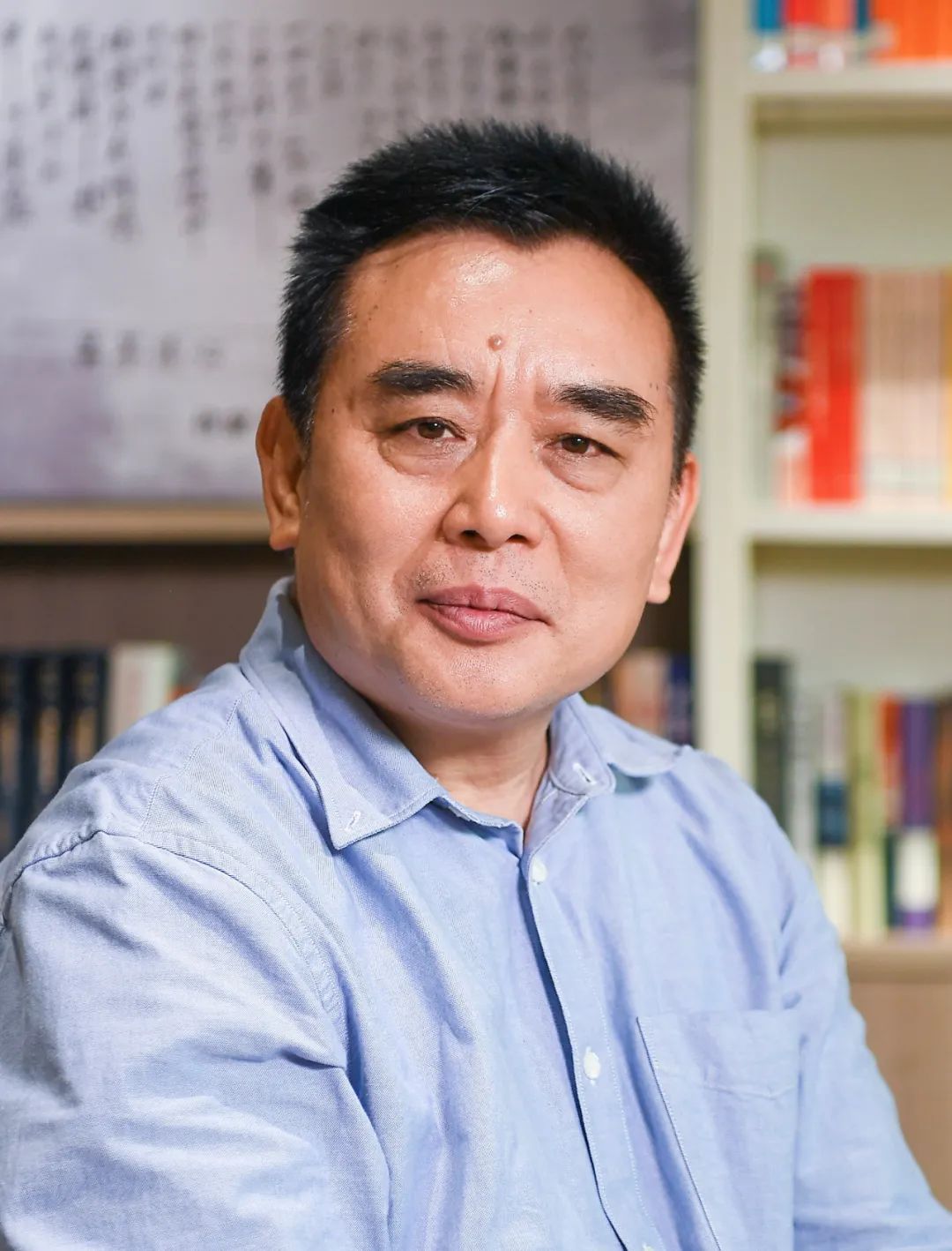 王躍文，著名作家，湖南省溆浦縣人。著有長篇小說《家山》《國畫》《梅次故事》《亡魂鳥》《朝夕之間》《蒼黃》《大清相國》《愛歷元年》，中短篇小說集《漫水》《無雪之冬》，散文隨筆集《幽默的代價》《喊山應(yīng)》，訪談錄《王躍文文學(xué)回憶錄》《無違》等。其中《大清相國》被翻譯成日文出版，小說集《漫水》被翻譯成英文出版。先后獲魯迅文學(xué)獎、湖南省青年文學(xué)獎、湖南省文化創(chuàng)新獎、湖南省文學(xué)藝術(shù)獎等，其作品既有對現(xiàn)實矛盾的銳利揭示，對歷史長河的人文發(fā)現(xiàn)，也有對原鄉(xiāng)故土的深情回望?，F(xiàn)居長沙。