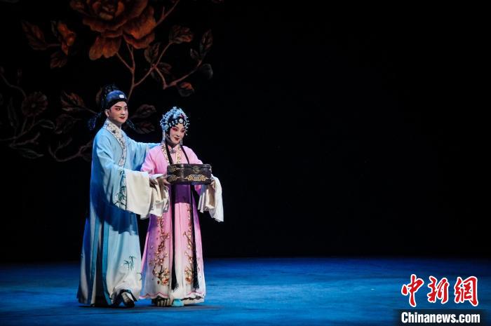 2023年5月15日，新版黃梅戲《羅帕記》在武漢上演?！∠目】?攝