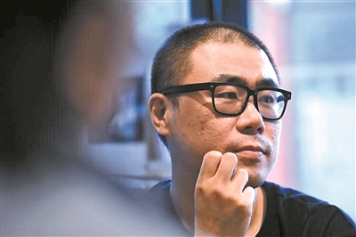 石一楓，1979年生于北京，1998年考入北京大學中文系，文學碩士。著有長篇小說《漂洋過海來送你》《入魂槍》《心靈外史》《借命而生》等，小說集《世間已無陳金芳》《特別能戰(zhàn)斗》等。曾獲魯迅文學獎、馮牧文學獎、十月文學獎、百花文學獎、《小說選刊》年度獎·中篇小說獎等，作品入選年度“中國好書”、中國小說學會年度好小說榜單等。