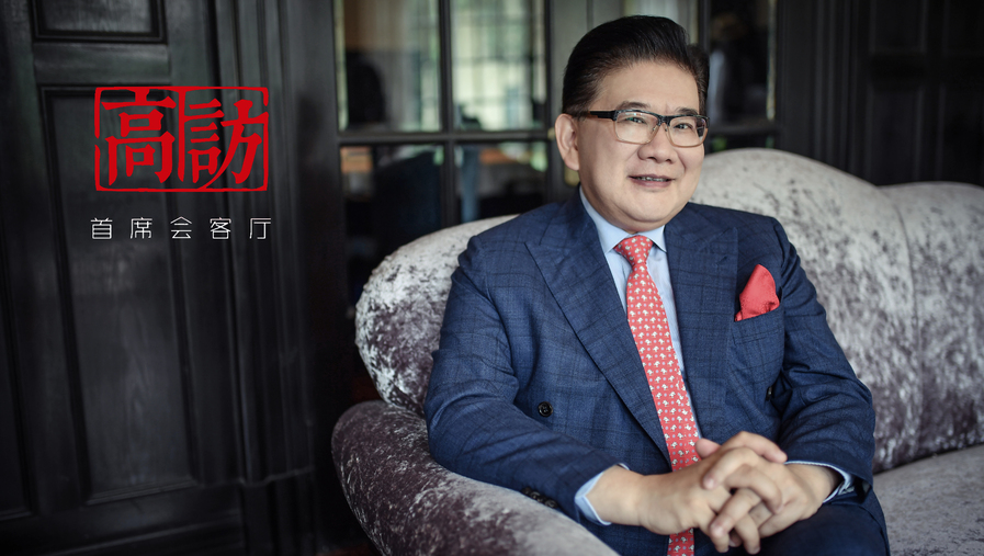 曹可凡：1963年7月27日生于上海，江蘇無錫人，1991年畢業(yè)于上海第二醫(yī)科大學(xué)（現(xiàn)上海交通大學(xué)醫(yī)學(xué)院），獲碩士學(xué)位。1987年開始業(yè)余參與主持電視節(jié)目，1995年任東方電視臺專職主持人，1997年獲全國播音主持“金話筒獎”?，F(xiàn)任上海廣播電視臺節(jié)目主持人、同濟大學(xué)客座教授。