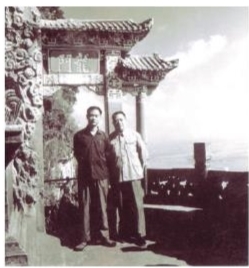 胡世宗與袁鷹（右）在昆明西山，攝于1975年