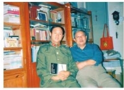1986年，胡世宗到北京拜訪袁鷹（右）
