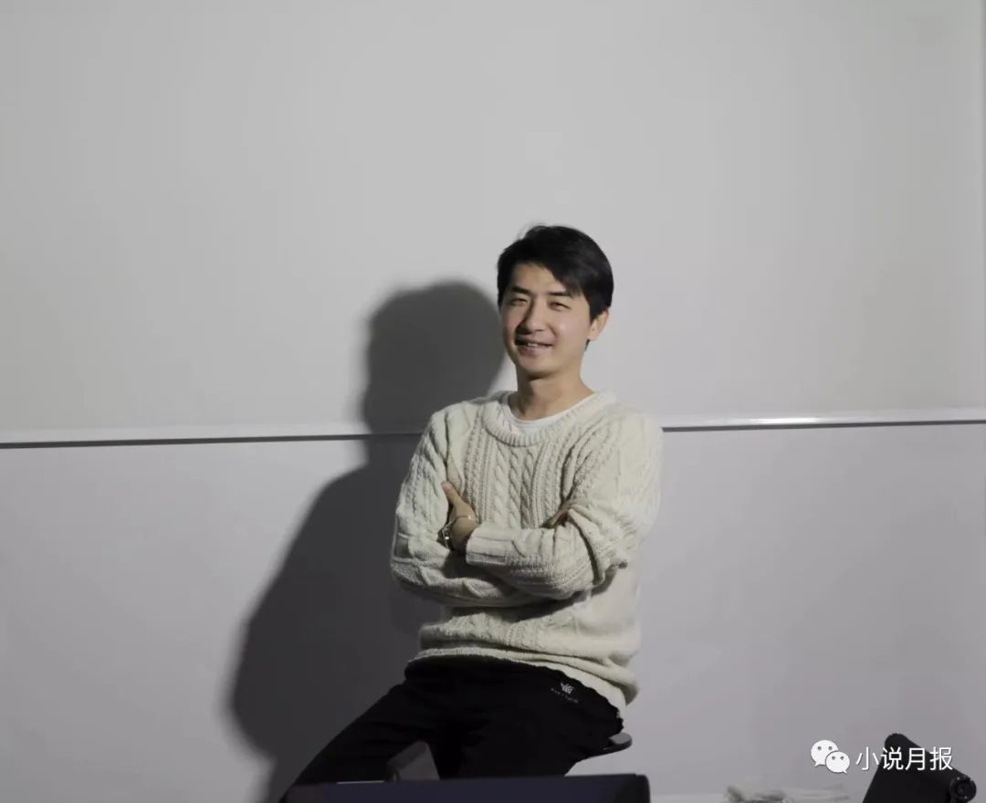 哥舒意，青年作家，魯迅文學(xué)院第十四屆中青年高研班學(xué)員。已出版《惡魔奏鳴曲》《中國孩子》等多部長篇。作品多次在《收獲》《萌芽》《青年文學(xué)》《上海文學(xué)》《小說界》《山花》等文學(xué)雜志發(fā)表。