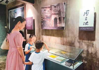 自開(kāi)放以來(lái)，周立波故居紀(jì)念館年均接待游客超過(guò)40萬(wàn)人次。圖為游客在展廳內(nèi)觀看陳列的周立波文學(xué)作品。
