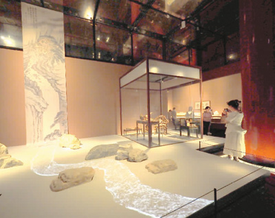 觀眾在“茶道尚和”展廳參觀。 　　杜建坡攝