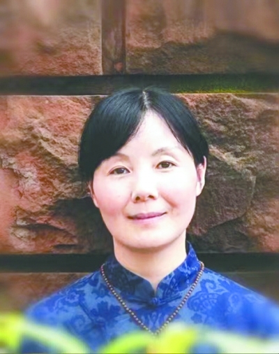 王蕓，中國作協(xié)會員，一級作家。生于湖北，現(xiàn)為南昌市文學藝術院專業(yè)作家。出版有長篇小說《對花》《江風烈》，小說集《與孔雀說話》《薇薇安曾來過》《羽毛》，散文集《紙上萬物浮現(xiàn)如初》《此生》《穿越歷史的楚風》《接近風的深情表達》等。其作品曾獲得屈原文藝獎“優(yōu)秀人才獎”、湖北文學獎、冰心散文獎、林語堂小說獎等榮譽。