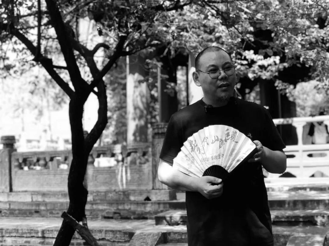 王十月，70后小說(shuō)家?！蹲髌贰冯s志社社長(zhǎng)總編，泥石流文學(xué)獎(jiǎng)發(fā)起人。著有長(zhǎng)篇小說(shuō)《無(wú)碑》《收腳印的人》《如果末日無(wú)期》《米島》《活物》等，小說(shuō)集《國(guó)家訂單》《人罪》等數(shù)十種。獲第五屆魯迅文學(xué)獎(jiǎng)，《人民文學(xué)》年度中篇小說(shuō)獎(jiǎng)、《中國(guó)作家》鄂爾多斯文學(xué)獎(jiǎng)，《小說(shuō)選刊》年度中篇小說(shuō)獎(jiǎng)，百花文學(xué)獎(jiǎng)等。多次上榜中國(guó)小說(shuō)學(xué)會(huì)年度小說(shuō)榜，中國(guó)散文學(xué)會(huì)年度散文榜及各類好書榜。