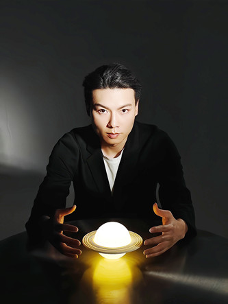 陳楸帆：作家，編劇，翻譯。中國(guó)作協(xié)科幻文學(xué)委員會(huì)副主任，代表作有《荒潮》《人生算法 》等