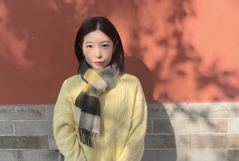 三 三 第2屆入選作家中年齡最小的作家，已經(jīng)發(fā)表短篇小說集《離魂記》《俄羅斯套娃》《晚春》，并獲第二屆“鐘山之星”年度青年佳作獎(jiǎng)、2021年度“青花郎·人民文學(xué)”新人獎(jiǎng)、第七屆郁達(dá)夫小說獎(jiǎng)短篇小說獎(jiǎng)。在采訪中她談到自己近年來創(chuàng)作上的成長(zhǎng)和變化：“從業(yè)余寫作到全職寫作，越跟文學(xué)有所接觸，越明白它是什么，會(huì)逐漸靠近它。”