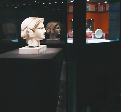 這次展覽共展出127件/套文物。  　?。ㄖ袊?guó)文物交流中心供圖）