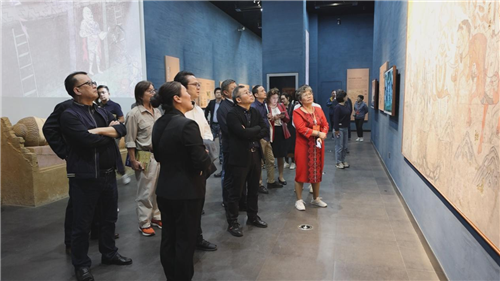 作家們參觀北庭故城遺址，了解中華優(yōu)秀傳統(tǒng)文化傳承發(fā)展情況