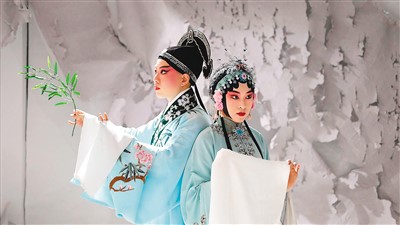 　劉小川（右）與搭檔表演昆曲《牡丹亭》。 　　受訪者供圖