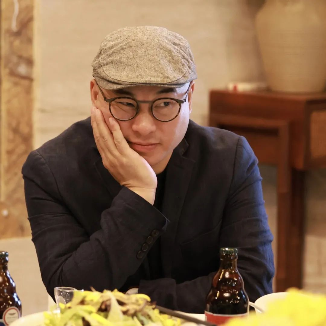 本期嘉賓：  鐘二毛，瑤族，湖南人，現(xiàn)居深圳。中國作協(xié)會(huì)員。在《當(dāng)代》《民族文學(xué)》《中國作家》等文學(xué)期刊發(fā)表大量作品，并多次被《小說月報(bào)》《小說選刊》《中篇小說選刊》轉(zhuǎn)載。出版有長篇小說《小中產(chǎn)》《小浮世》，中短篇小說集《回鄉(xiāng)之旅》《舊天堂》等10余部。曾獲《小說月報(bào)》百花文學(xué)獎(jiǎng)、《民族文學(xué)》年度獎(jiǎng)、《青年文學(xué)》城市文學(xué)排行榜獎(jiǎng)等。編劇、導(dǎo)演電影作品《死鬼的微笑》獲第60屆美國羅切斯特國際電影節(jié)電影獎(jiǎng)。