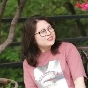本期主持人：  徐海玉，朝鮮族，黑龍江人。北京語言大學(xué)對(duì)外漢語碩士，中央民族大學(xué)朝鮮語言文學(xué)專業(yè)博士（在讀）。曾任對(duì)外漢語教師，現(xiàn)任《民族文學(xué)》（朝鮮文版、漢文版）副編審，譯作有《人生那么長，停一下又何妨》（中信出版社）等。