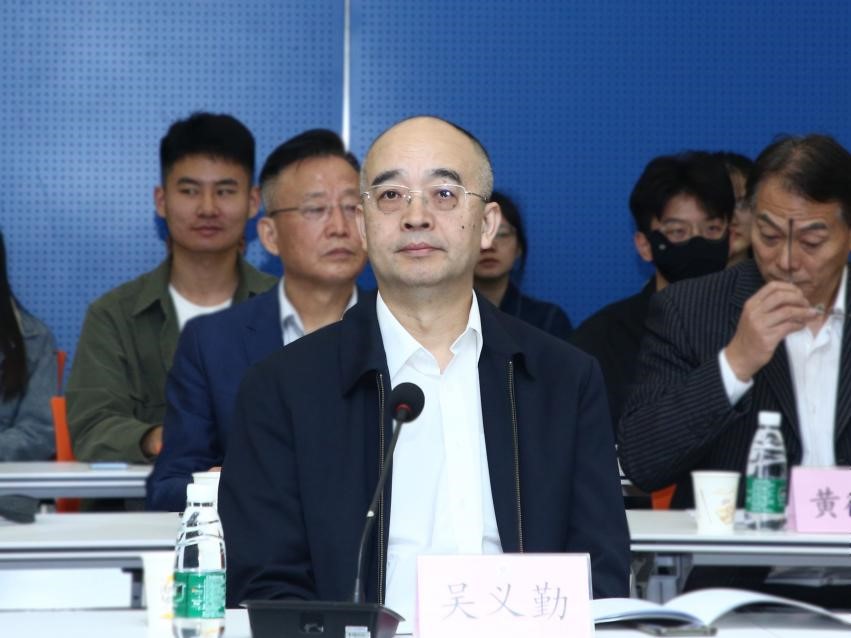 中國作協(xié)黨組成員、副主席吳義勤出席論壇并致辭