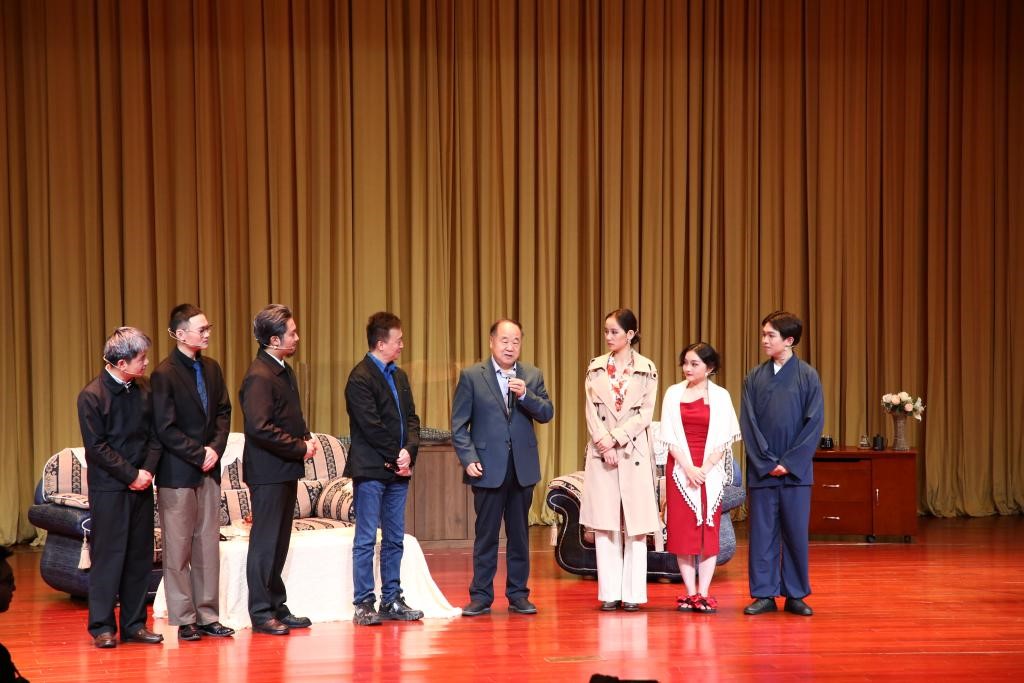 莫言觀看江蘇師范大學(xué)“雷雨”劇社學(xué)生表演的話劇《鱷魚》并與表演團(tuán)隊合影