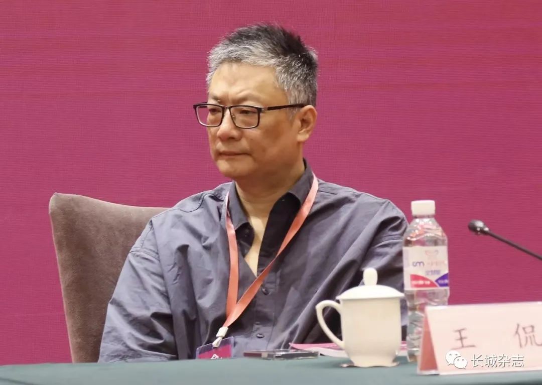 王侃，浙江東陽人，文學博士，杭州師范大學人文學院教授。主要研究領域為中國現(xiàn)當代文學史、中國當代文學批評、中國電影等。在各類學術(shù)期刊發(fā)表學術(shù)論文百余篇，出版有《詩與思的維度》《敘事門與修辭術(shù)》《時見疏星渡河漢》等著作十余部。曾獲第三屆唐弢青年文學研究獎、第五屆中國當代文學優(yōu)秀批評家獎。