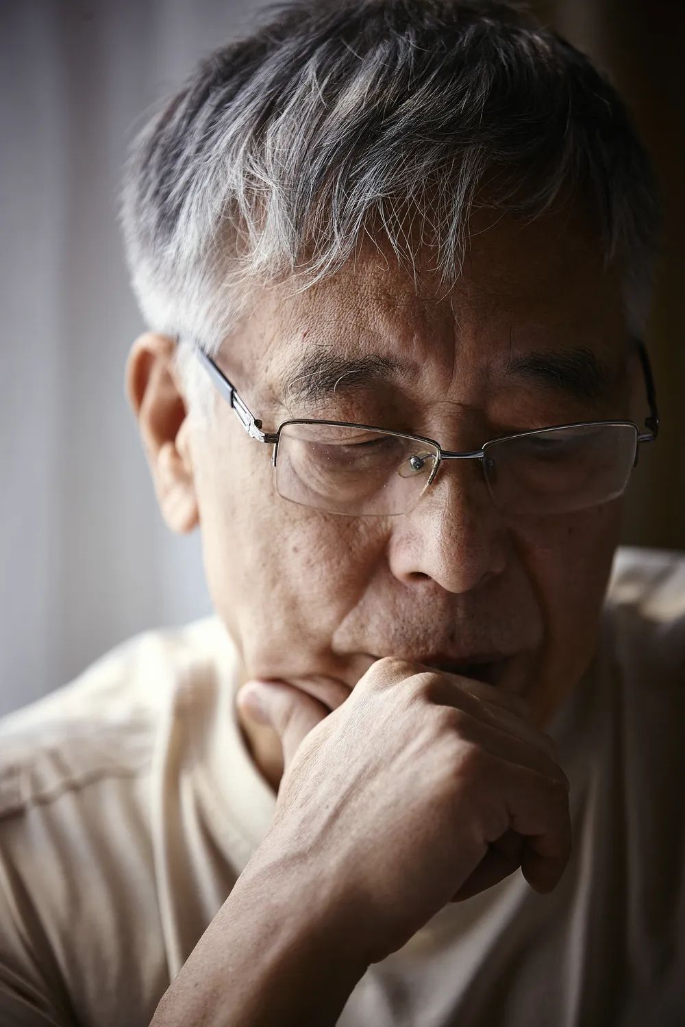 王晉康，1948年出生于河南南陽；著名科幻作家、高級工程師；1993年發(fā)表處女作《亞當(dāng)回歸》，即獲當(dāng)年度中國科幻銀河獎，此后15次榮獲該獎項(xiàng)；迄今已發(fā)表短篇小說近百篇，出版長篇小說20余部，代表作有長篇小說《類人》《蟻生》《十字》《與吾同在》，短篇小說集《替天行道》《最后的愛情》《生命之歌》《七重外殼》《西奈噩夢》《豹》等；曾獲銀河獎、全球華語星云獎終身成就獎、騰訊文學(xué)獎年度小說家、京東文學(xué)獎年度科幻圖書獎、陽翰笙文學(xué)獎、吳承恩文學(xué)獎等；作品被譯成英、意、日、德等多種語言。