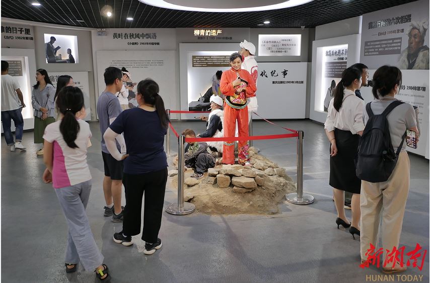清澗縣石嘴驛鎮(zhèn)王家堡村路遙紀念館內(nèi)，游客在參觀。