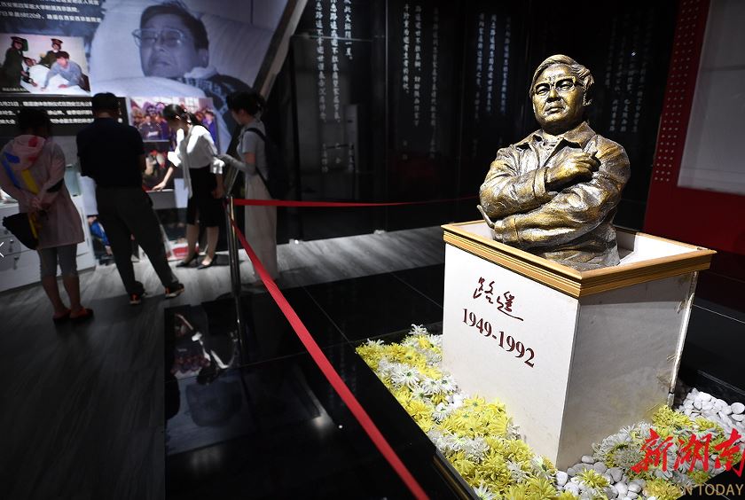 清澗縣石嘴驛鎮(zhèn)路遙紀念館路遙雕像。