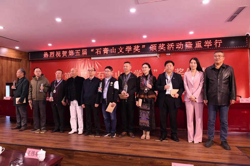 孟玉玲(右二）、黃風(右一）、王夏（左四）為優(yōu)秀獎獲得者頒獎