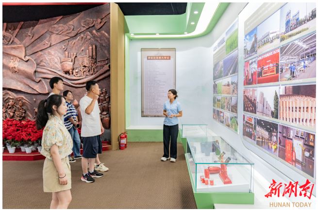 7月26日，游客在賈家莊展覽館參觀。