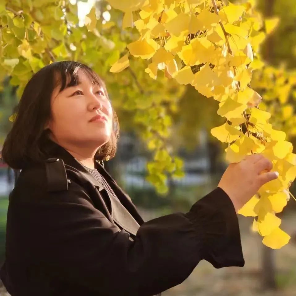劉云芳， 中國作家協(xié)會會員，河北文學(xué)院簽約作家。作品主要發(fā)表于《北京文學(xué)》《天涯》《青年文學(xué)》《散文》《散文選刊》等報刊。曾兩次獲得香港青年文學(xué)獎，并獲得孫犁散文獎雙年獎、孫犁文學(xué)獎、河北文藝貢獻獎。已出版散文集《木頭的信仰》《給樹把脈的人》《陪你變成魚》，童話《奔跑的樹枝馬》《老樹洞婆婆的故事》。