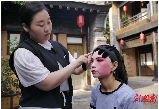 9月7日，棣花古鎮(zhèn)，正在化妝的丹鳳縣劇團(tuán)演員。