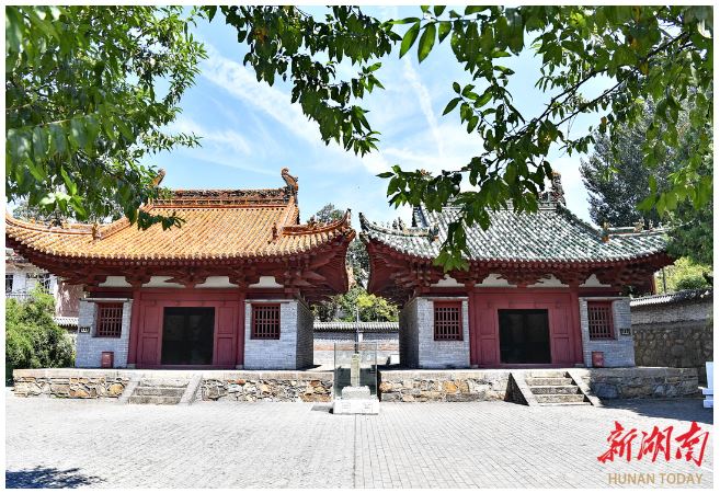 左為二郎廟，右為關(guān)帝廟。