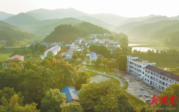 山清水秀的汨羅市三江鎮(zhèn)八景村。本版照片除資料照片外均為湖南日報(bào)全媒體記者 李健 攝
