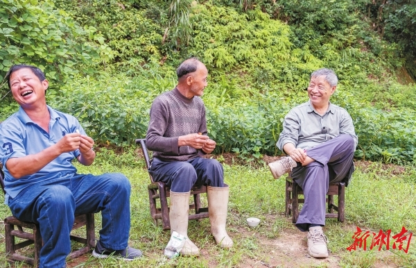 8月15日，汨羅市三江鎮(zhèn)八景村，韓少功（右）與村民在一起開心交談