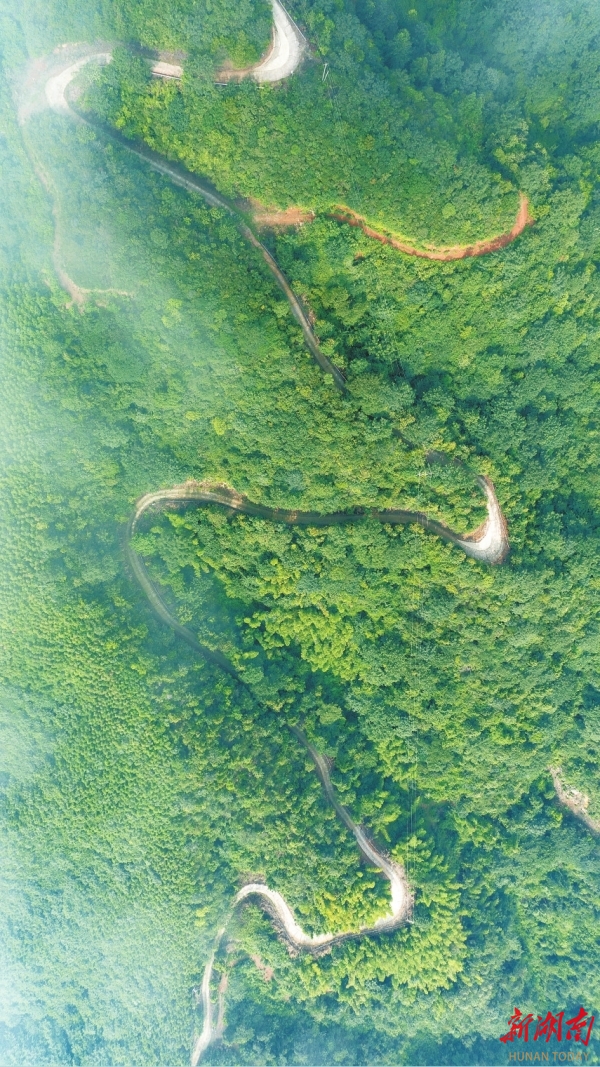 過去梯危徑險(xiǎn)的智峰山，如今修通了盤山公路