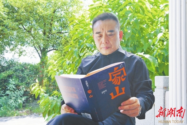 9月20日，王躍文在家中閱讀。