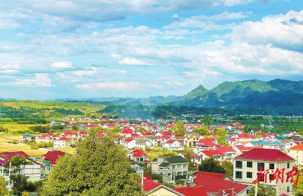 溆浦縣盧峰鎮(zhèn)漫水村，一幢幢農(nóng)家小院錯落有致，繪就了一幅鄉(xiāng)村振興的美麗畫卷。本版照片均為湖南日報全媒體記者 徐行 攝
