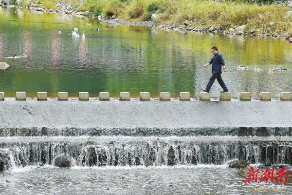 溆浦縣北斗溪鎮(zhèn)，王躍文家鄉(xiāng)溪水的跳橋。