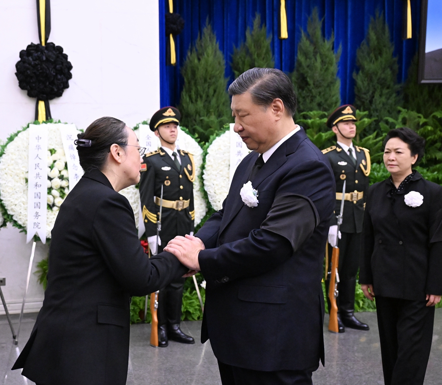 11月2日，李克強(qiáng)同志遺體在北京八寶山革命公墓火化。習(xí)近平、李強(qiáng)、趙樂際、王滬寧、蔡奇、丁薛祥、李希、韓正等前往八寶山送別，胡錦濤送花圈表示哀悼。這是習(xí)近平與李克強(qiáng)親屬握手，表示深切慰問。 新華社記者 謝環(huán)馳 攝
