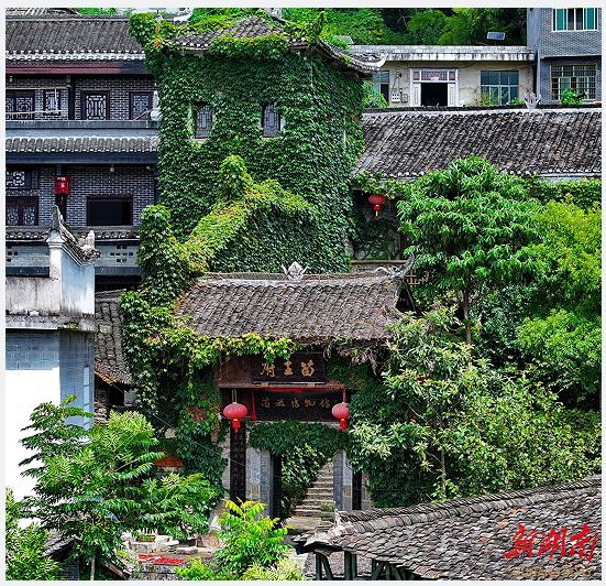 鳳凰縣山江鎮(zhèn)，綠樹掩映中的中國苗族博物館。