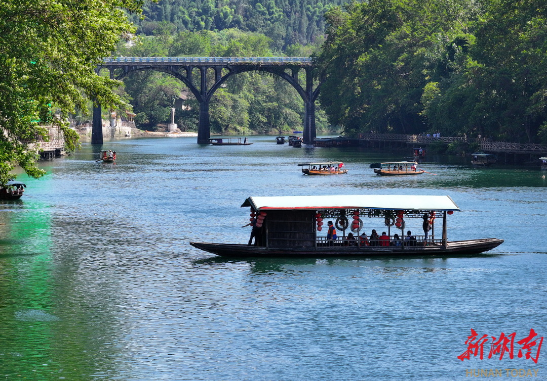 花垣縣邊城鎮(zhèn)，游客乘坐拉拉渡過河。