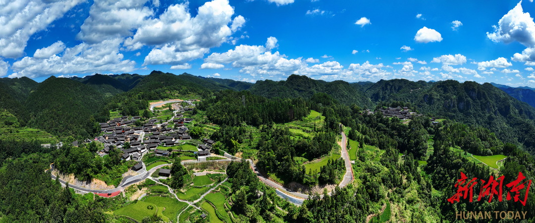 藍天白云下的花垣縣雙龍鎮(zhèn)十八洞村。