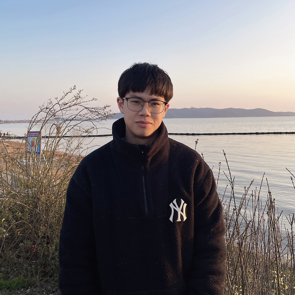 周于旸，1996年生，江蘇蘇州人。小說(shuō)發(fā)表于《人民文學(xué)》《十月》《小說(shuō)界》等期刊