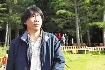 宗仁發(fā)，吉林遼源人。著有詩集《追蹤夸父》《大地上的紋理》，散文集《思想與拉鏈》、評論集《尋找“希望的言語”》等，現(xiàn)為《作家》雜志主編、編審，中國作協(xié)散文委員會委員，中國詩歌學(xué)會常務(wù)理事，吉林省文藝評論家協(xié)會主席，國務(wù)院特殊津貼專家。編發(fā)短篇小說獲第一、二、四屆魯迅文學(xué)獎，編發(fā)格非的長篇小說《江南三部曲》獲第九屆茅盾文學(xué)獎。主編《作家》雜志獲第三屆中國出版政府獎期刊獎，個人獲第三屆中國出版政府獎優(yōu)秀人物獎。