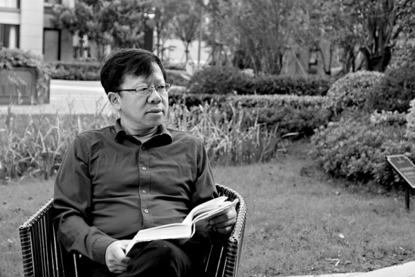 龐余亮，1967年生，現(xiàn)居江蘇靖江。著有長篇小說《薄荷》《丑孩》《有的人》《小不點(diǎn)的大象課》《神童左右左》(系列小說)《看我七十三變》《我們都愛丁大圣》，散文集《半個(gè)父親在疼》《小先生》《小蟲子》《頑童馴師記》《紙上的憂傷》，小說集《為小弟請安》《擒賊記》《鼎紅的小愛情》《你們遇上了好辰光》《出嫁時(shí)你哭不哭》，詩集《比目魚》《報(bào)母親大人書》《五種疲倦》，童話集《銀鐲子的秘密》《躲過九十九次暗殺的螞蟻小朵》等。曾獲得第八屆魯迅文學(xué)獎(jiǎng)、第七屆柔剛詩歌年獎(jiǎng)、第五屆漢語詩歌雙年十佳、第十三屆萬松浦文學(xué)獎(jiǎng)、江蘇省紫金山文學(xué)獎(jiǎng)、第二屆孫犁散文獎(jiǎng)雙年獎(jiǎng)、第二屆揚(yáng)子江詩學(xué)獎(jiǎng)、第九屆冰心散文獎(jiǎng)等。