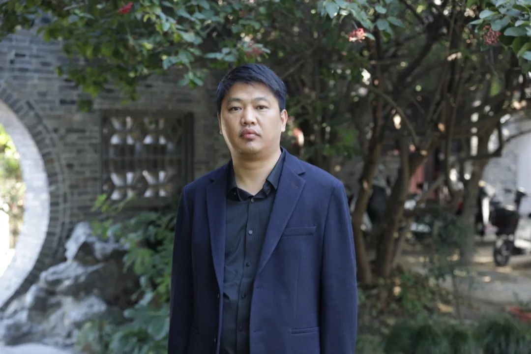 周榮池   江蘇高郵人，揚州市青年作家，現(xiàn)為揚州市作家協(xié)會第五屆理事會主席。著有長篇小說《絕境》《李光榮當(dāng)村官》《單厙》，散文集《隱秘的風(fēng)景》《草木故園》《村莊對我守口如瓶》等，獲第四屆汪曾祺文學(xué)獎、第二十屆百花文學(xué)獎散文獎。
