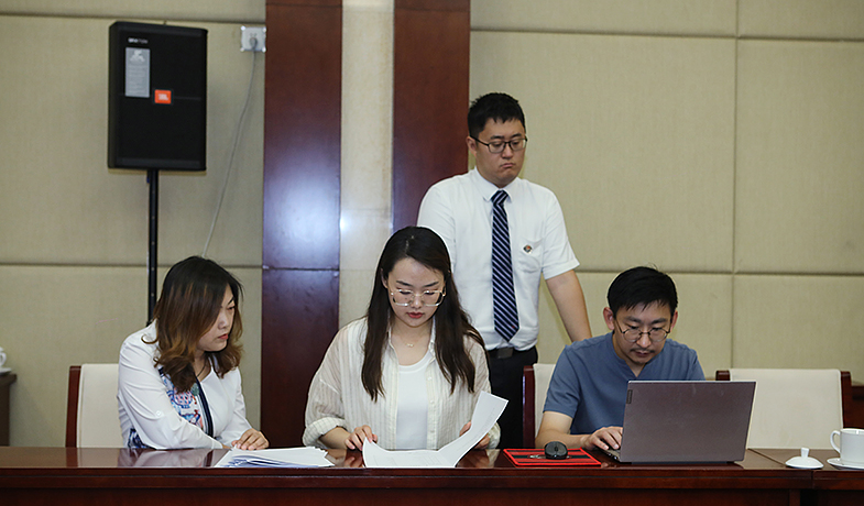 8月11日，聯(lián)絡員在監(jiān)察組、公證員監(jiān)督下統(tǒng)計選票