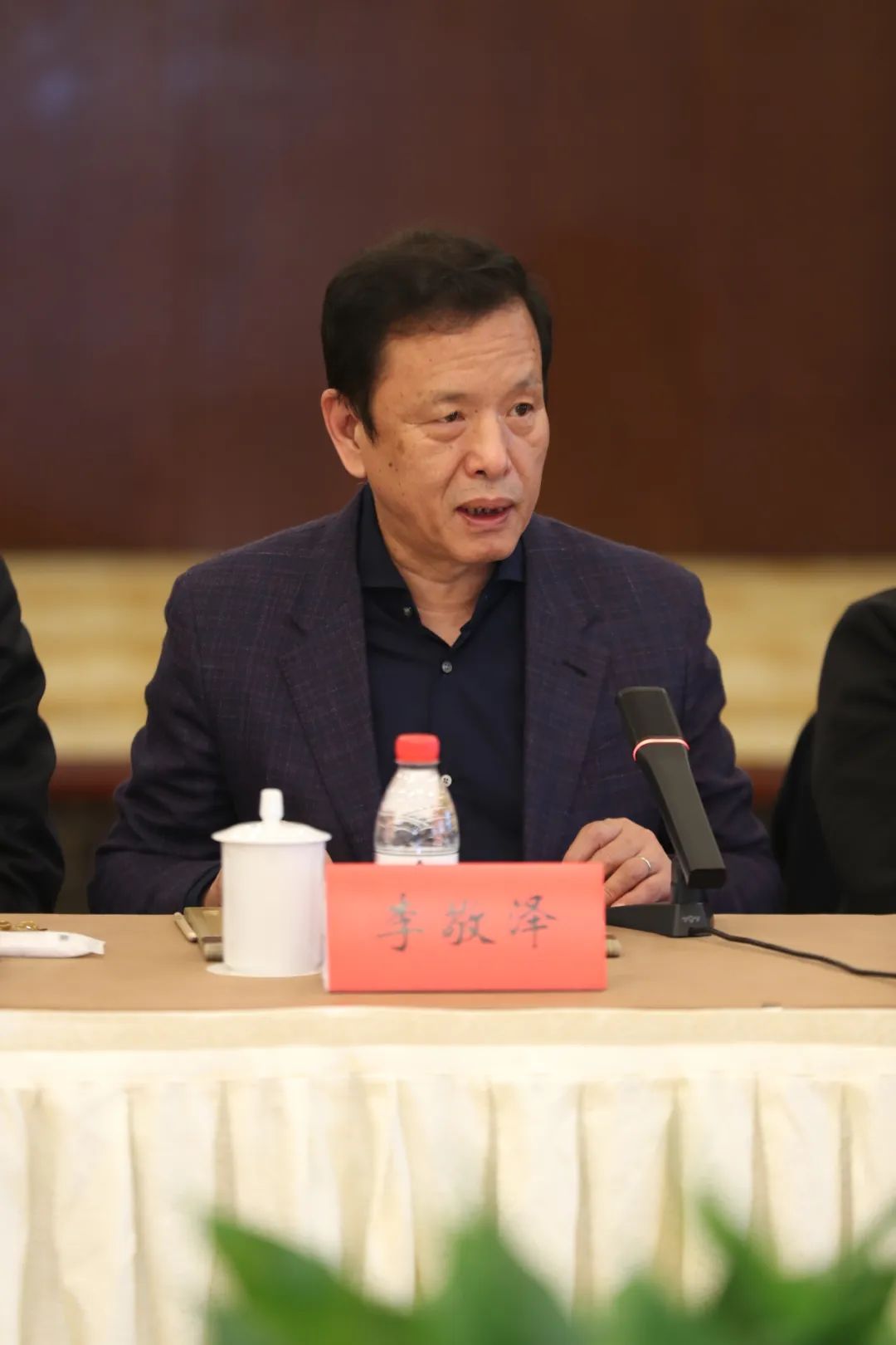 中國作協(xié)黨組成員、副主席、書記處書記李敬澤主持會議
