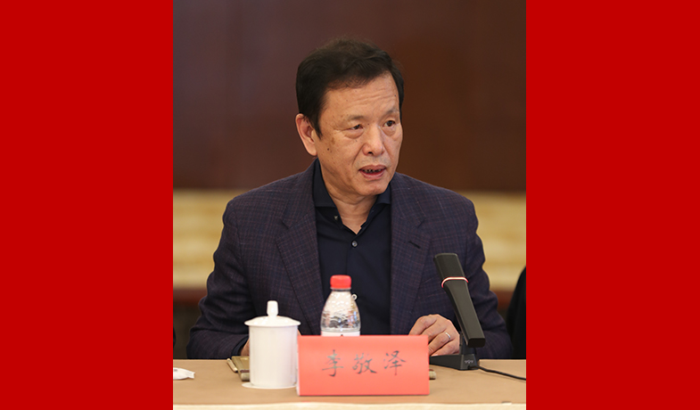 中國作協(xié)黨組成員、副主席、書記處書記李敬澤主持會議
