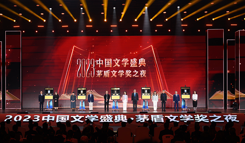 獲獎作品的編輯與5位獲獎作家共同上臺，在鐫刻有獲獎書名、獲獎作者、編輯姓名的書型裝置上留下金色手印