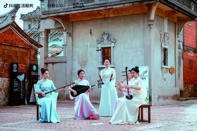 福建省晉江市南音藝術(shù)團(tuán)把南音藝術(shù)帶到群眾中間。受訪者供圖